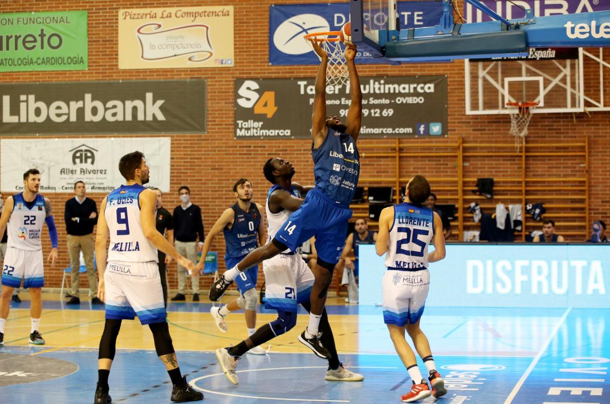 Hervé Kabasélé, durante el encuentro de la primera vuelta en Pumarín ante el Melilla. 