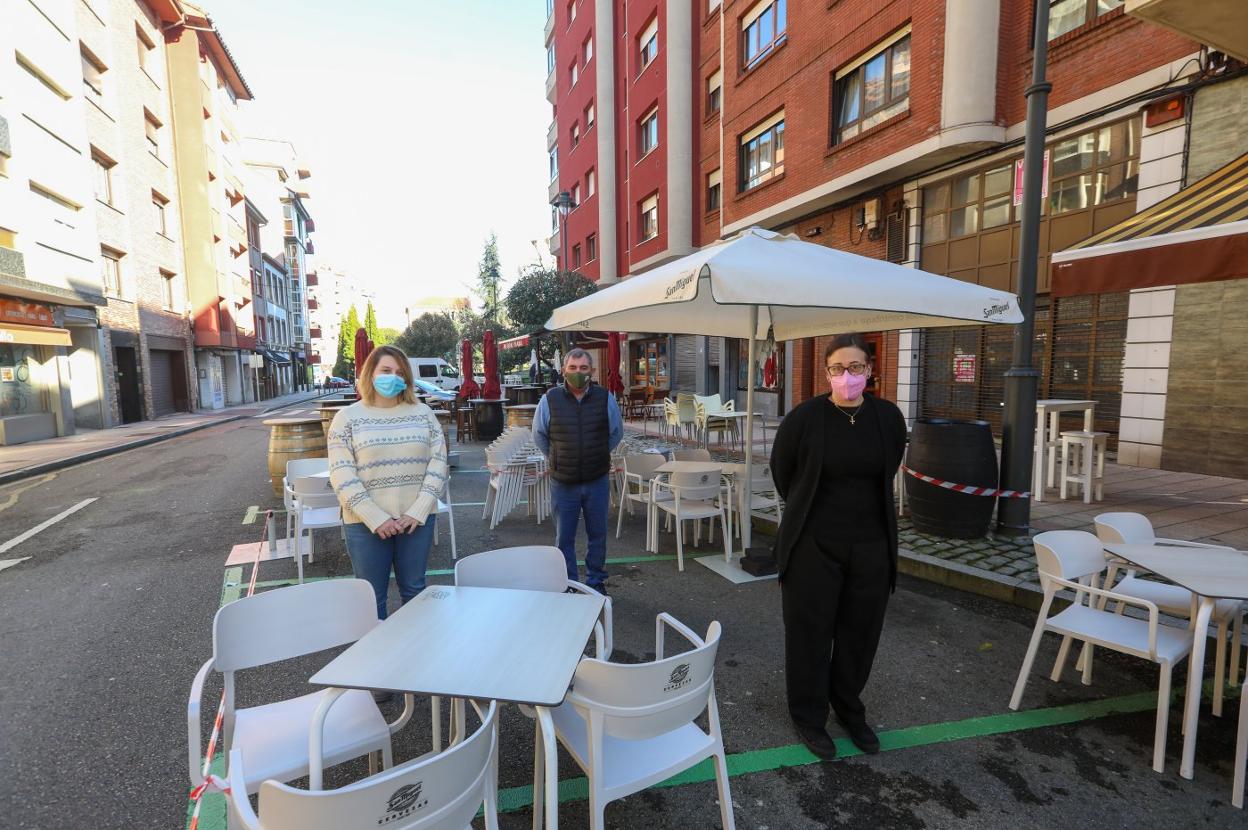 Beatriz Álvarez, Francisco Jesús Díaz y Elisa Marqués Maestro, en las terrazas de sus locales, en El Carbayedo. 