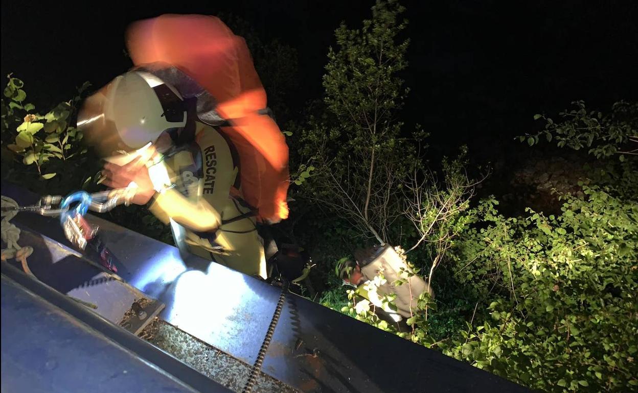 Efectivos de emergencias que participaron en el rescate de la menor.