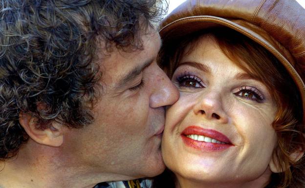 Abril, junto a Antonio Banderas, en el rodaje de 'El camino de los ingleses'.