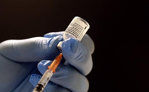 Expedientan a tres sanitarios que «invitaron» a familiares a vacunarse frente al coronavirus 