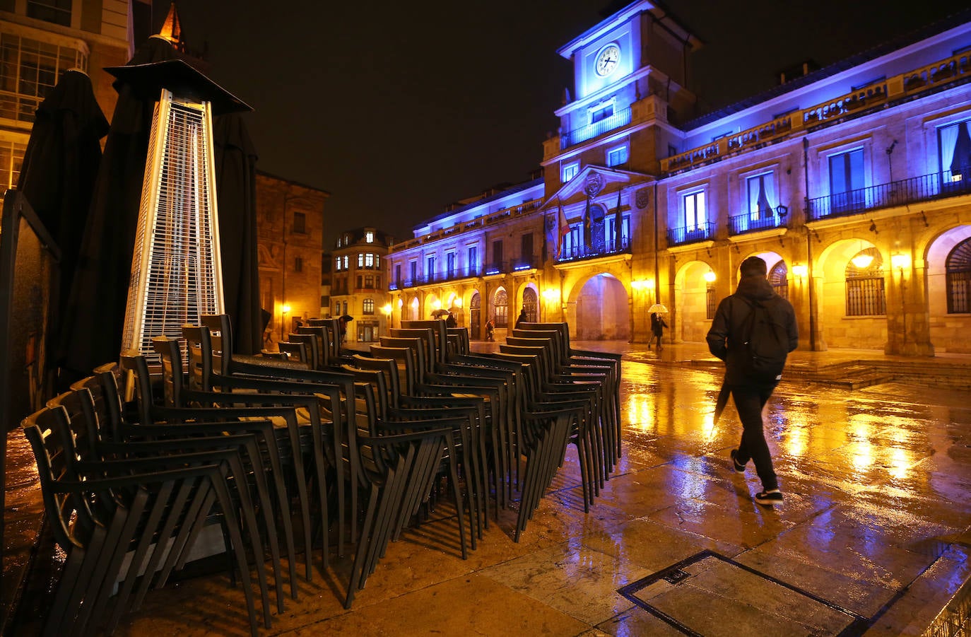 Primer día de cierre de negocios hosteleros y comercios en Asturias a las 20 horas en aplicación de las nuevas medidas para tratar de frenar la pandemia 