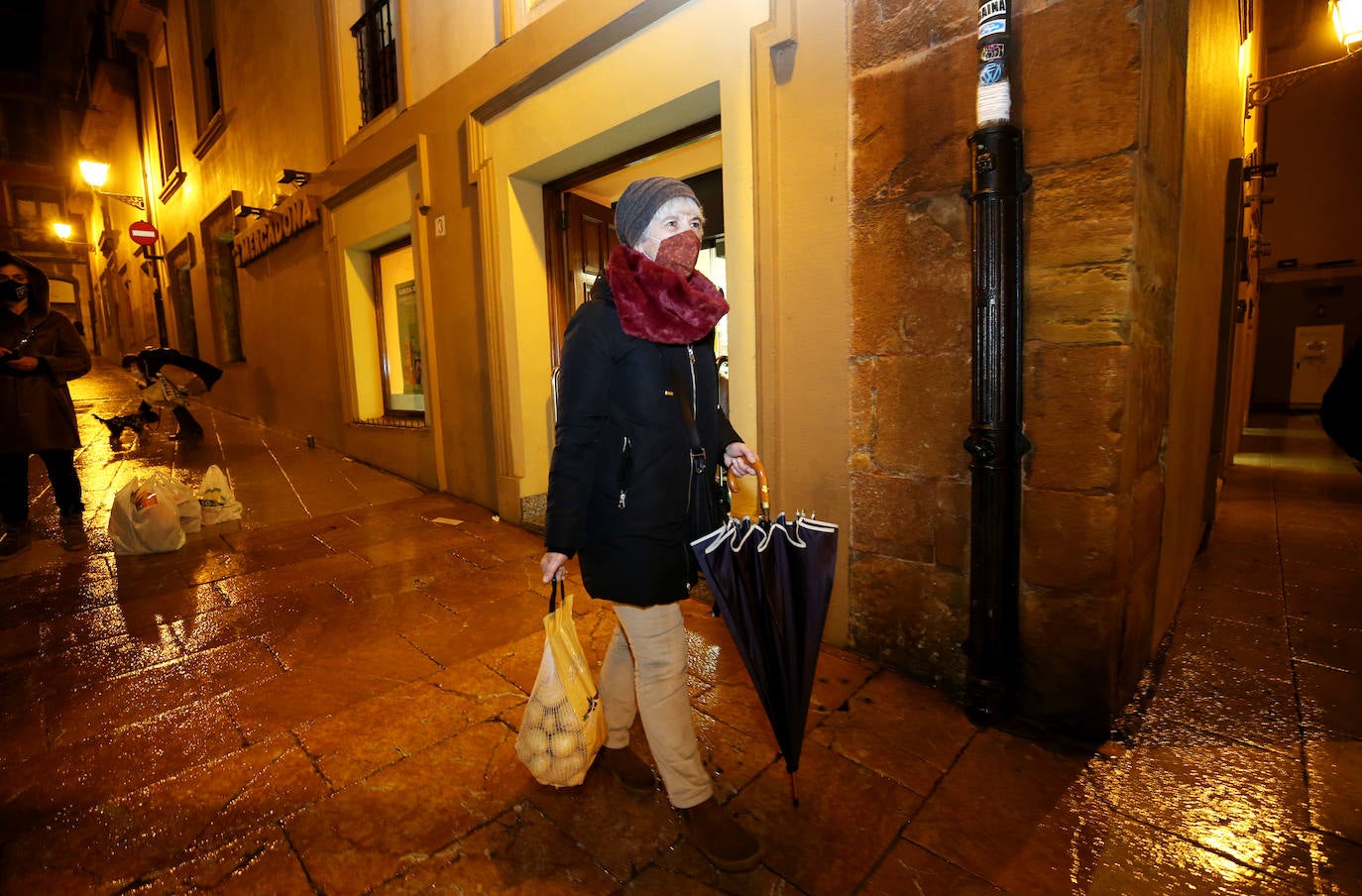 Primer día de cierre de negocios hosteleros y comercios en Asturias a las 20 horas en aplicación de las nuevas medidas para tratar de frenar la pandemia 