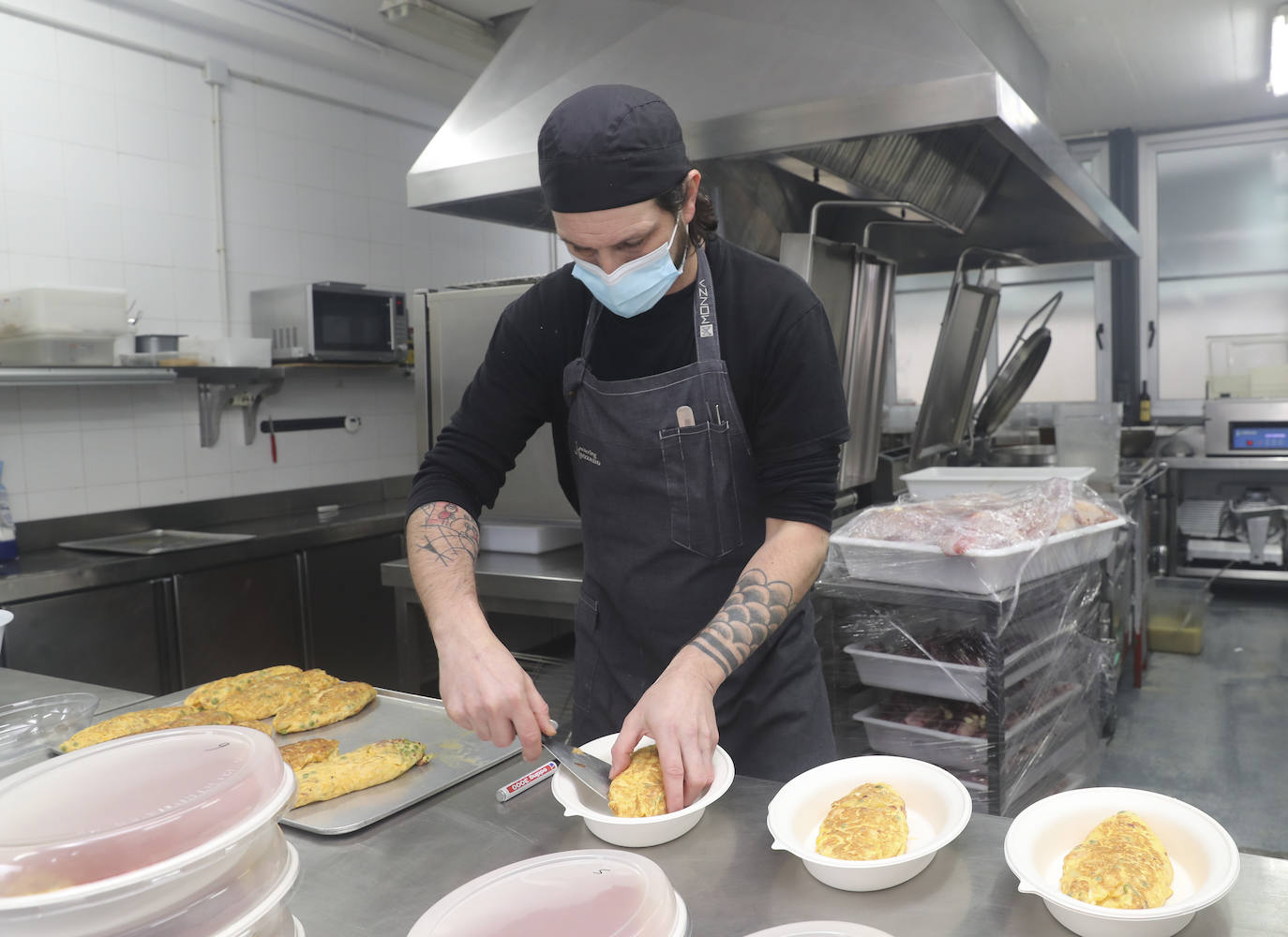 Mar de Niebla, el grupo Manzano y Seguros Reale, con la colaboración de EL COMERCIO, se han unido en una iniciativa que trata de ofrecer una atención especial a las personas más vulnerables y lo hace con unos menús especiales. A lo largo de cinco días, se servirán 170 menús, 34 diarios, a un grupo de familias de Gijón que se encuentran en situación de necesidad y vulnerabilidad. 