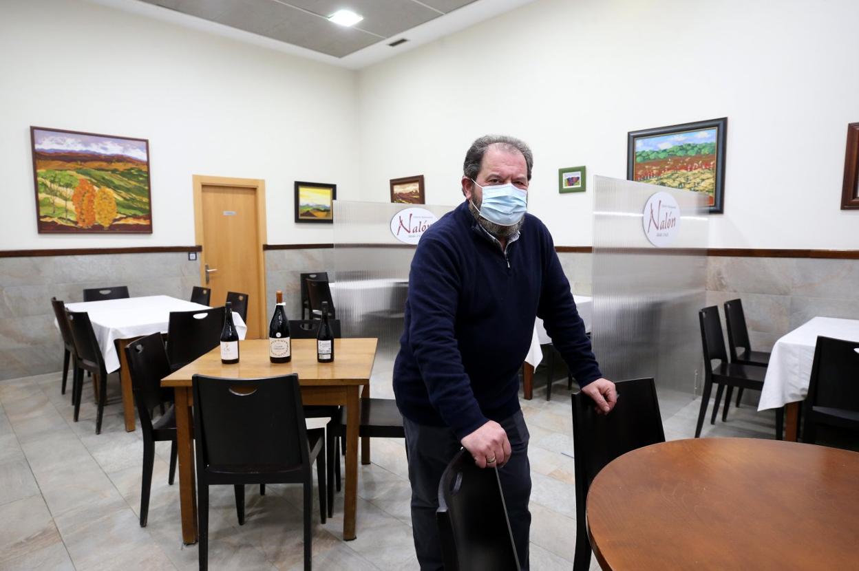 Vicente Lorenzo, en el comedor de su establecimiento en la capital asturiana. 