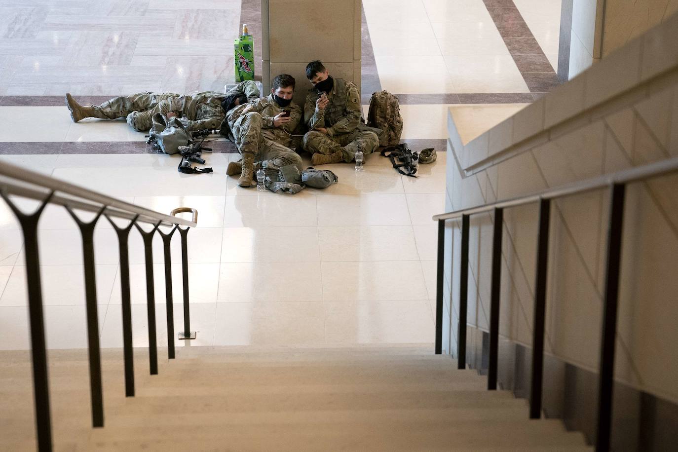 Tras el violento asalto al Capitolio y con motivo de la votación del 'impeachment' contra Donald Trump, cientos de miembros de la Guardia Nacional se desplegaron en el edificio y alrededores y ocuparon pasillos y salas para descansar. Las insólitas imágenes no han tardado en hacerse virales.