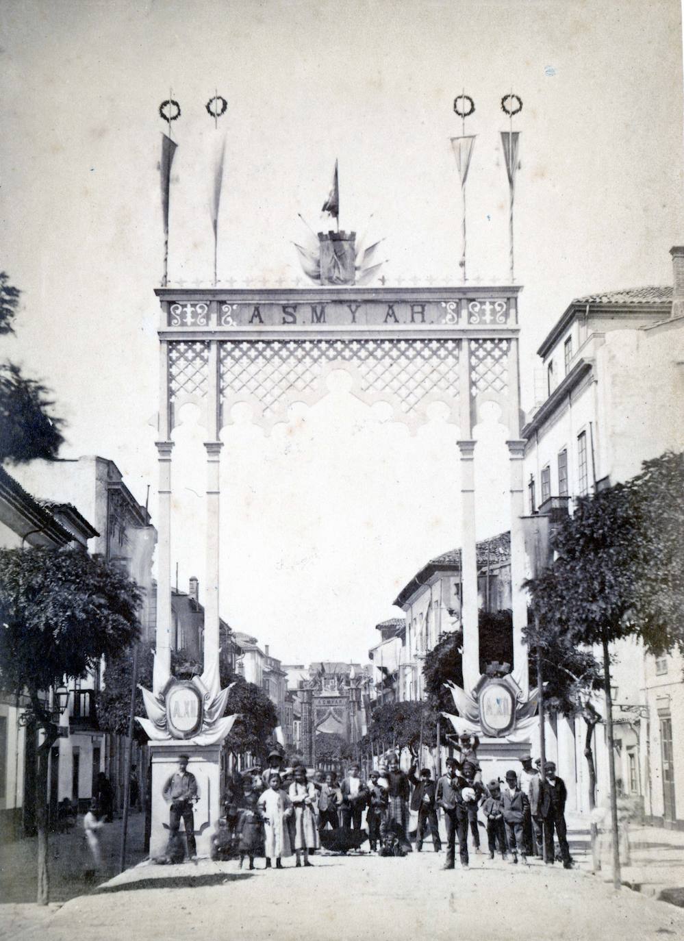 Arco de triunfo en la calle Corrida de Gijón para la estancia estival de Alfonso XII y de la infanta Isabel de Borbón, Princesa de Asturias, en julio y agosto de 1877. 