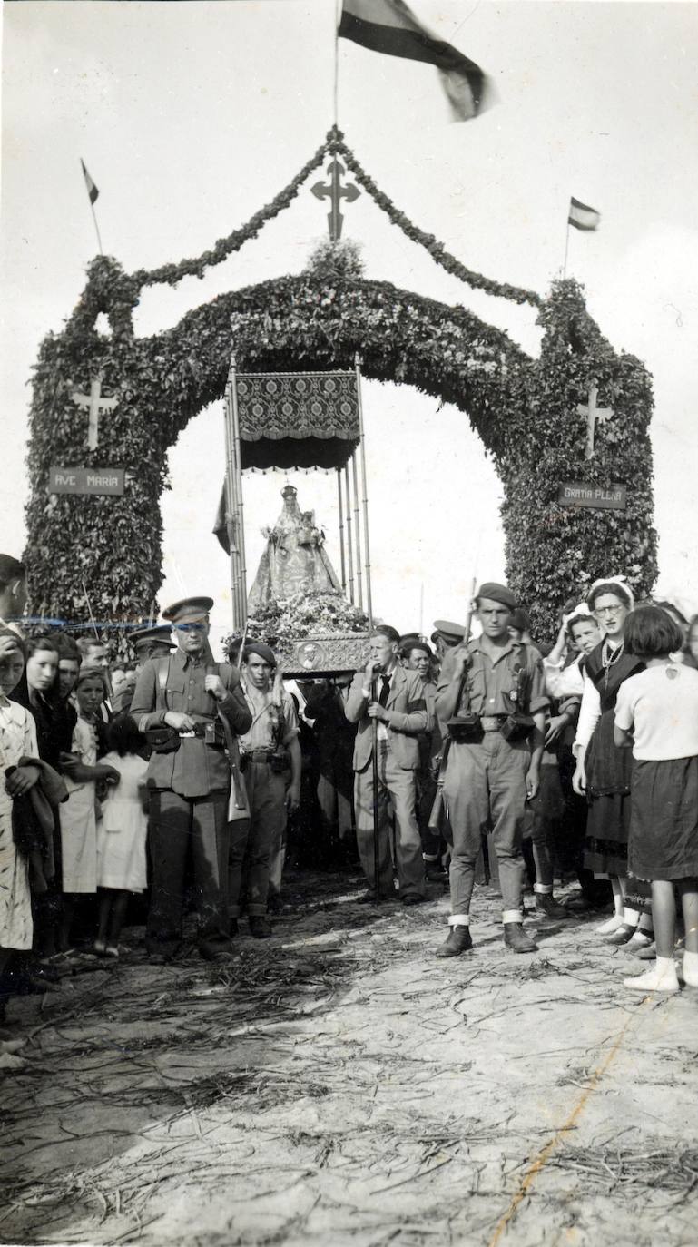 Arte procesional para recibir a la Virgen de Covadonga, que recorrió Asturias a su regreso de Francia en 1939. En Carreño o Gozón, en julio de aquel año. 