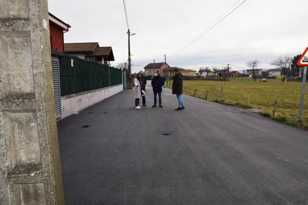 El alcalde, Ángel García, visitó ayer la calle recién reparada. 