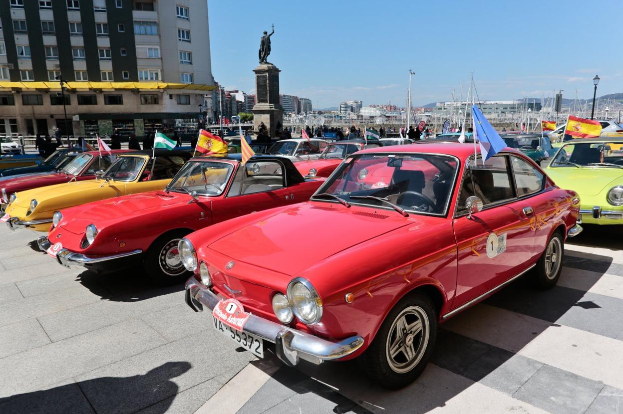 Concentración de coches clásicos en la plaza del Marqués. 