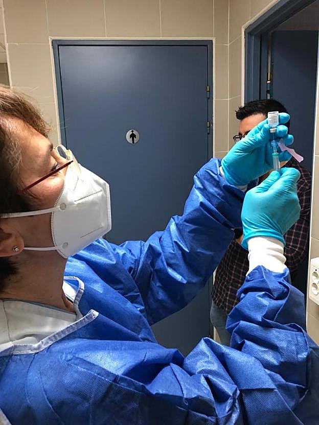 Los contagiados tras la vacunación evolucionan bien y recibirán la otra dosis una vez superen la dolencia