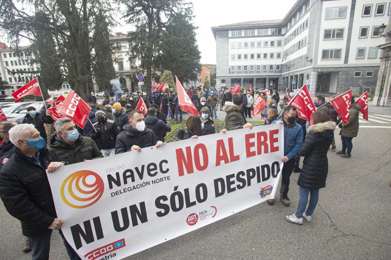 Trabajadores de Navec en la concentración frente a la Consejería de Industria, en Oviedo. 