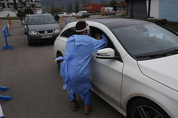 Tensa espera en Grado tras el cribado de 700 escolares y docentes en siete horas