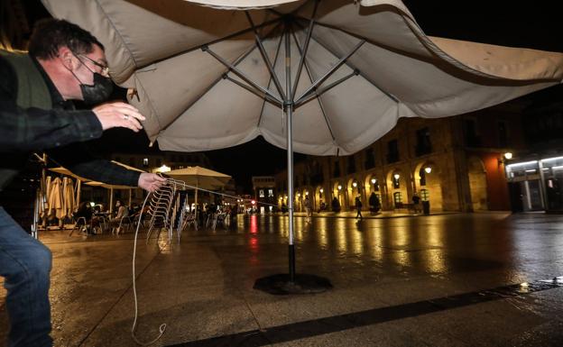 Manuel Tejada recoge la terraza de La Cervecería, en la plaza de España, a las ocho de la tarde. 