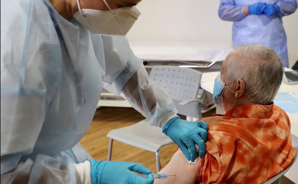 Una mujer recibe la vacuna.
