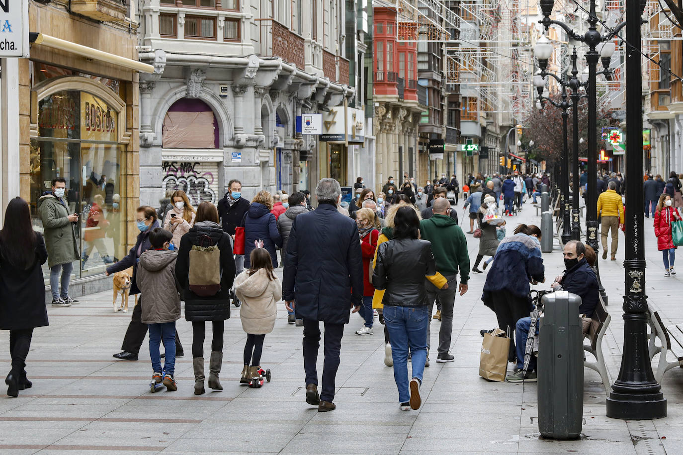 La Policía Local sancionó ayer en Gijón a 21 personas por incumplir la normativa anticovid 19 