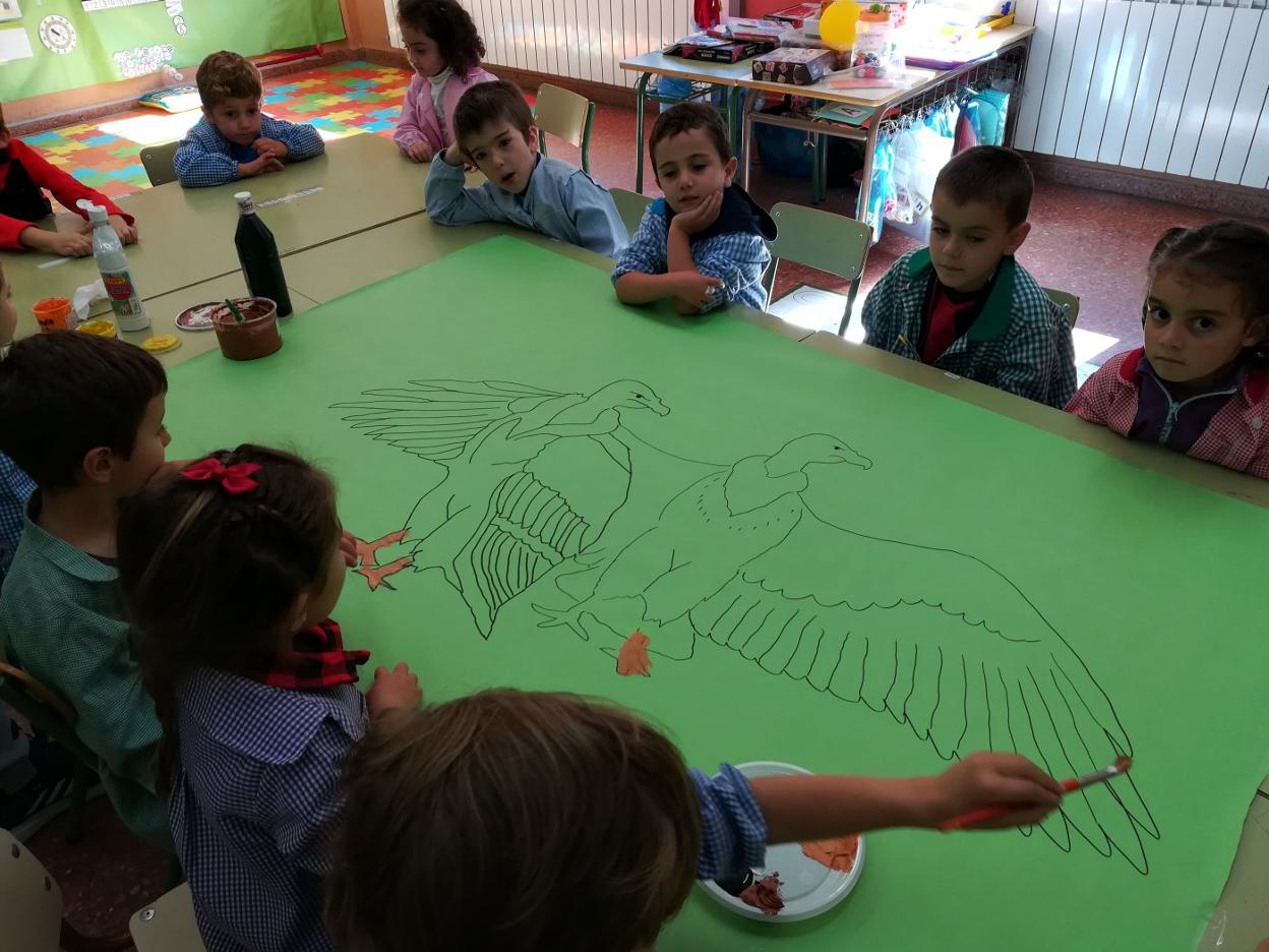 Escolares somedanos, en un taller sobre buitres leonados. 