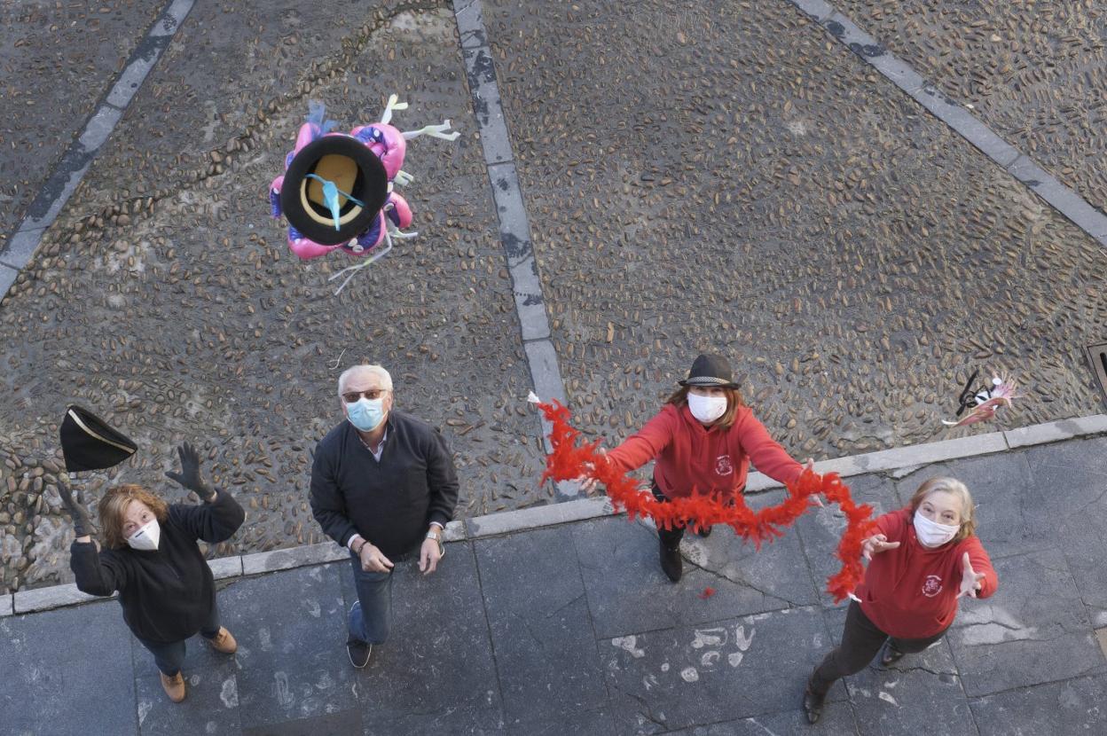 Máriam Álvarez, José Méndez, Pilar Fernández-Acebedo y Cristina Zamorano, en la plaza Mayor. 