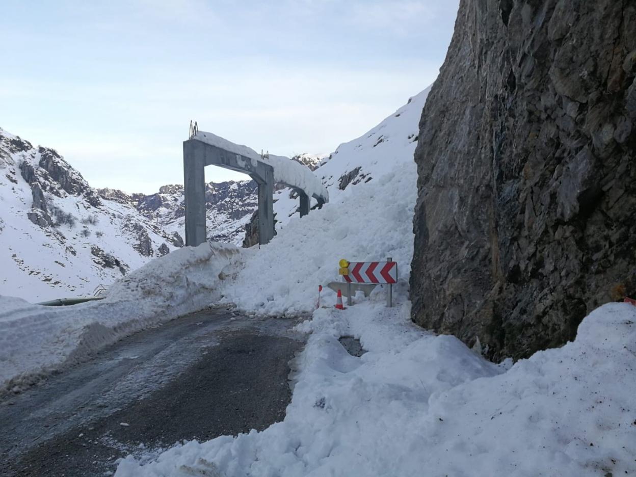 Uno de los aludes caídos en la noche del jueves al viernes junto a una visera en construcción, que taponan la carretera de acceso a Sotres. 