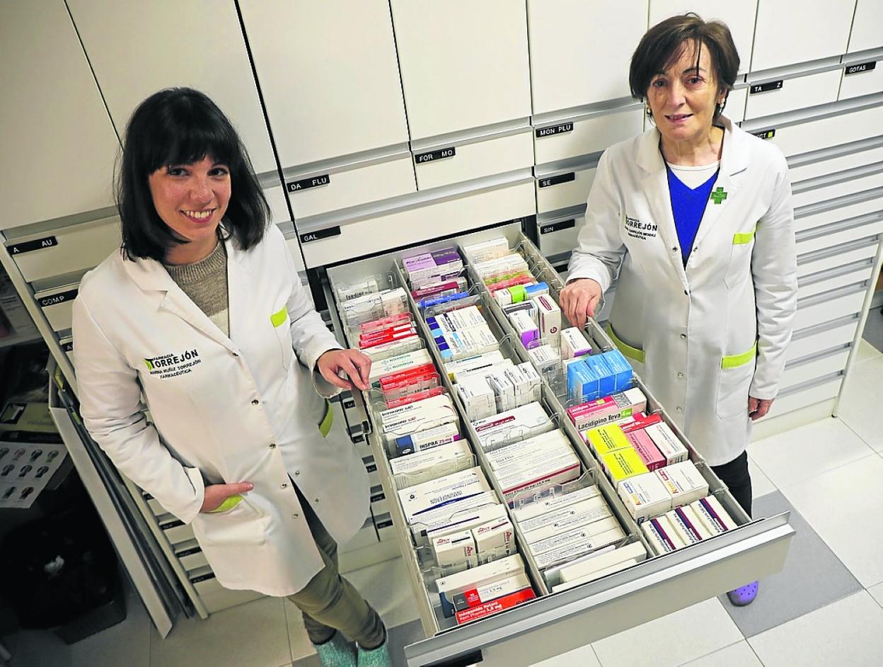 Marina Muñiz e Isabel Torrejón, en la rebotica. 