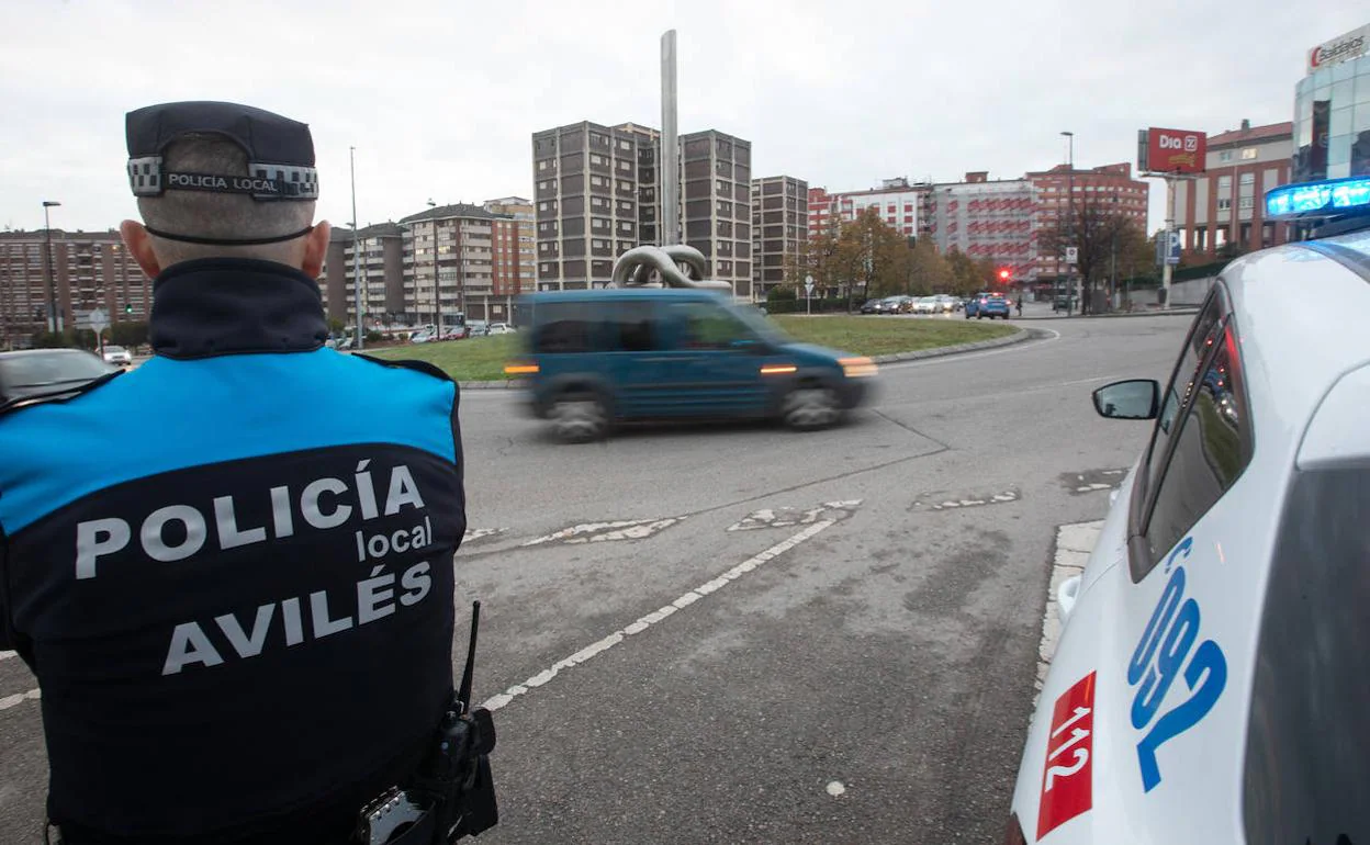 Control policial establecido en Avilés a causa del estado de alarma.