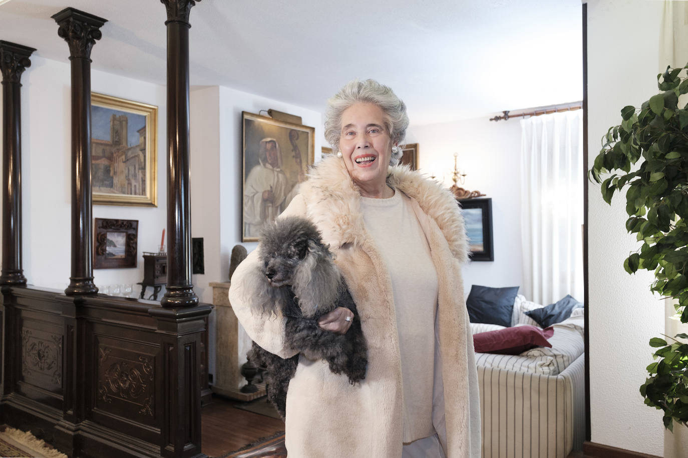 Muebles con historia. La pintora Cecilia Romero nació en la ovetense Casa del Deán Payarinos y de ella conserva enseres y objetos decorativos.