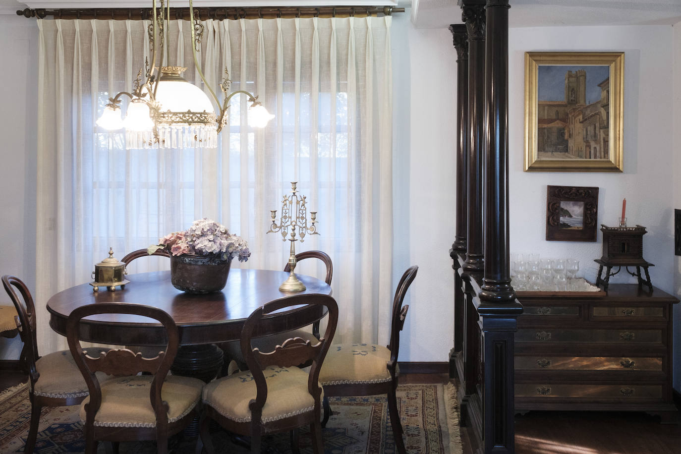 Muebles con historia. La pintora Cecilia Romero nació en la ovetense Casa del Deán Payarinos y de ella conserva enseres y objetos decorativos.