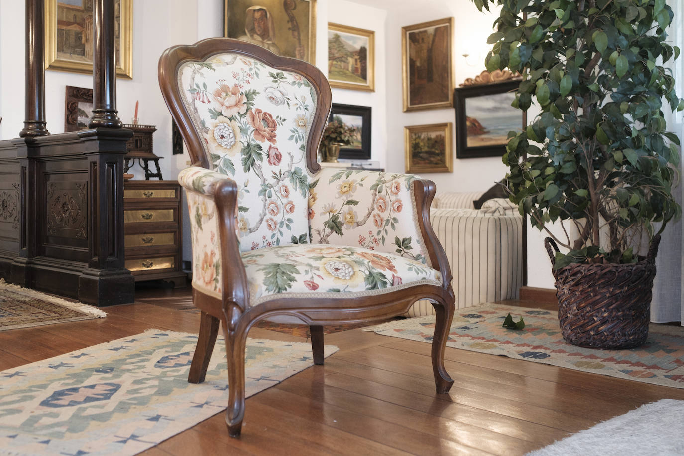 Muebles con historia. La pintora Cecilia Romero nació en la ovetense Casa del Deán Payarinos y de ella conserva enseres y objetos decorativos.