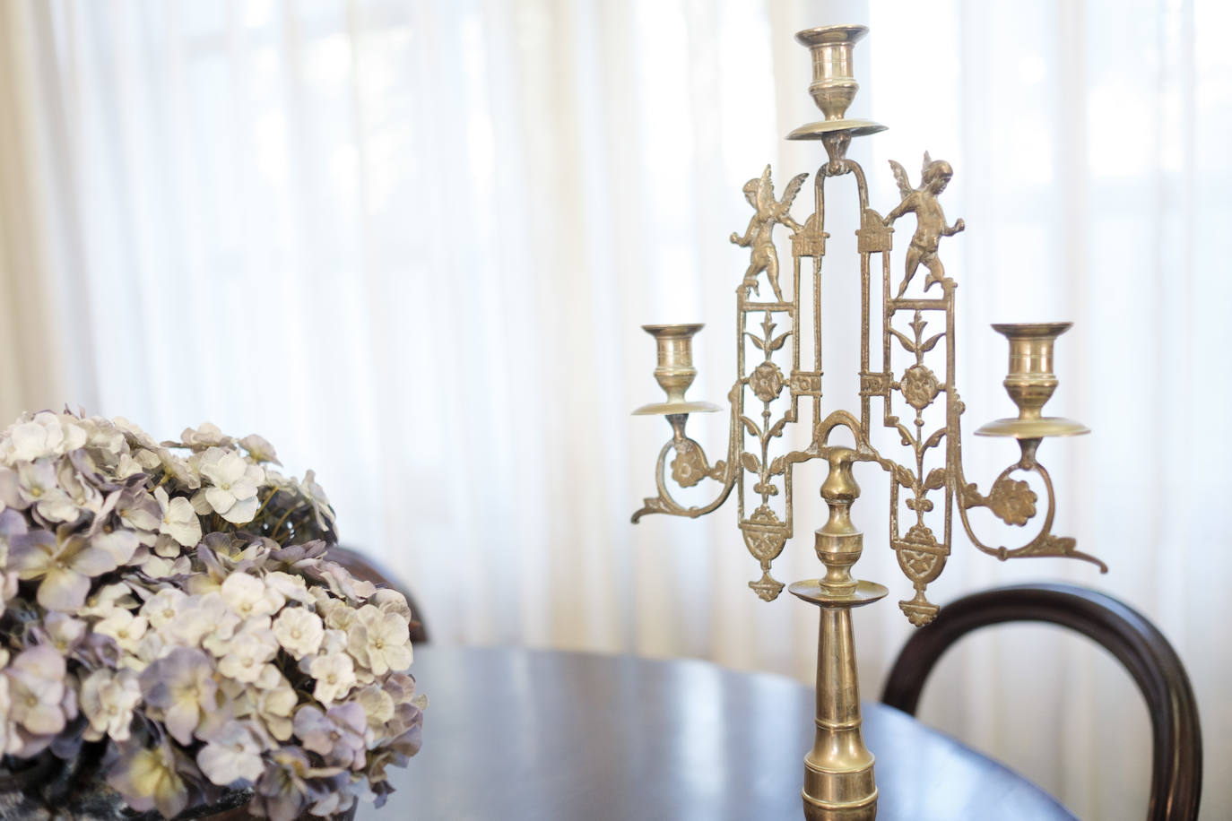 Muebles con historia. La pintora Cecilia Romero nació en la ovetense Casa del Deán Payarinos y de ella conserva enseres y objetos decorativos.