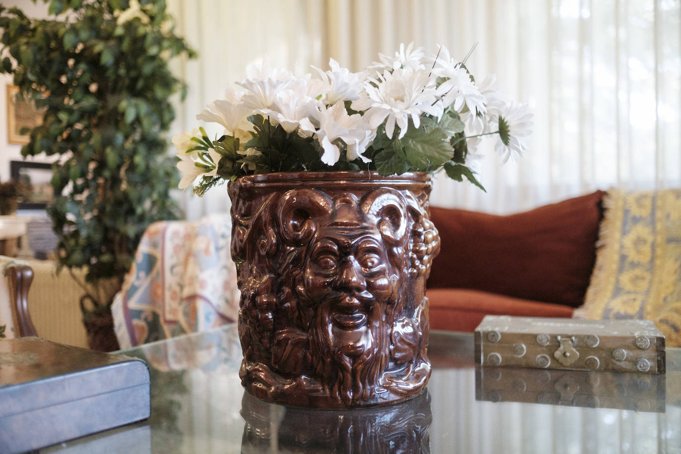 Muebles con historia. La pintora Cecilia Romero nació en la ovetense Casa del Deán Payarinos y de ella conserva enseres y objetos decorativos.