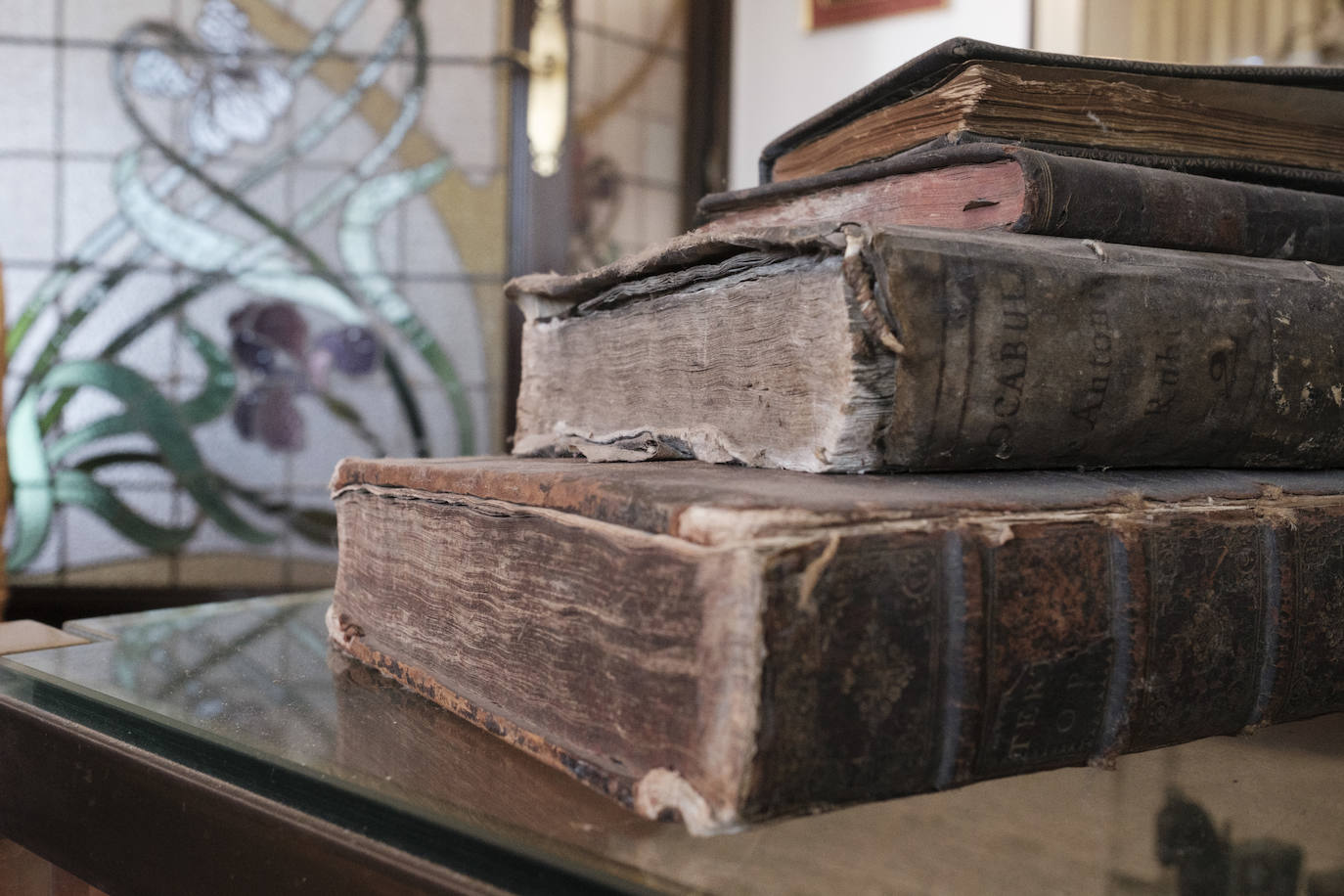 Muebles con historia. La pintora Cecilia Romero nació en la ovetense Casa del Deán Payarinos y de ella conserva enseres y objetos decorativos.