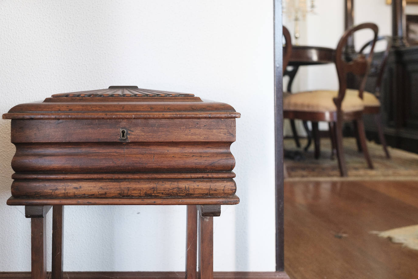 Muebles con historia. La pintora Cecilia Romero nació en la ovetense Casa del Deán Payarinos y de ella conserva enseres y objetos decorativos.