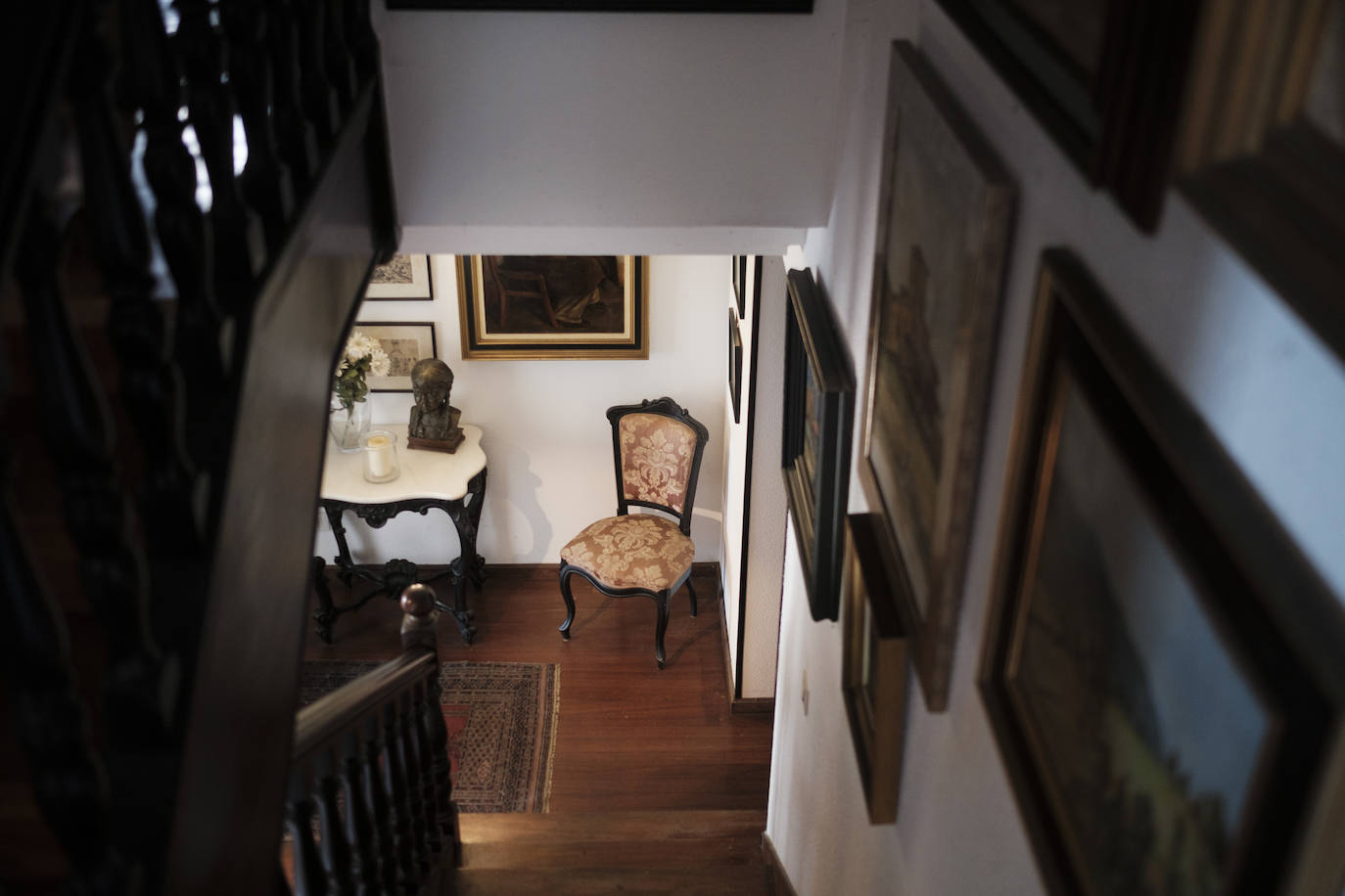 Muebles con historia. La pintora Cecilia Romero nació en la ovetense Casa del Deán Payarinos y de ella conserva enseres y objetos decorativos.