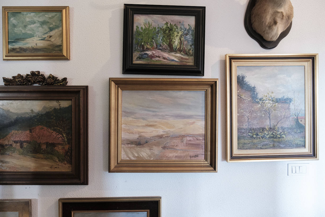 Muebles con historia. La pintora Cecilia Romero nació en la ovetense Casa del Deán Payarinos y de ella conserva enseres y objetos decorativos.