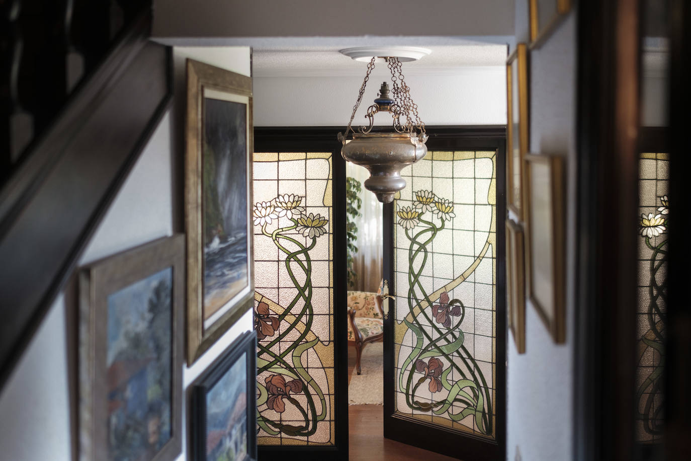 Muebles con historia. La pintora Cecilia Romero nació en la ovetense Casa del Deán Payarinos y de ella conserva enseres y objetos decorativos.