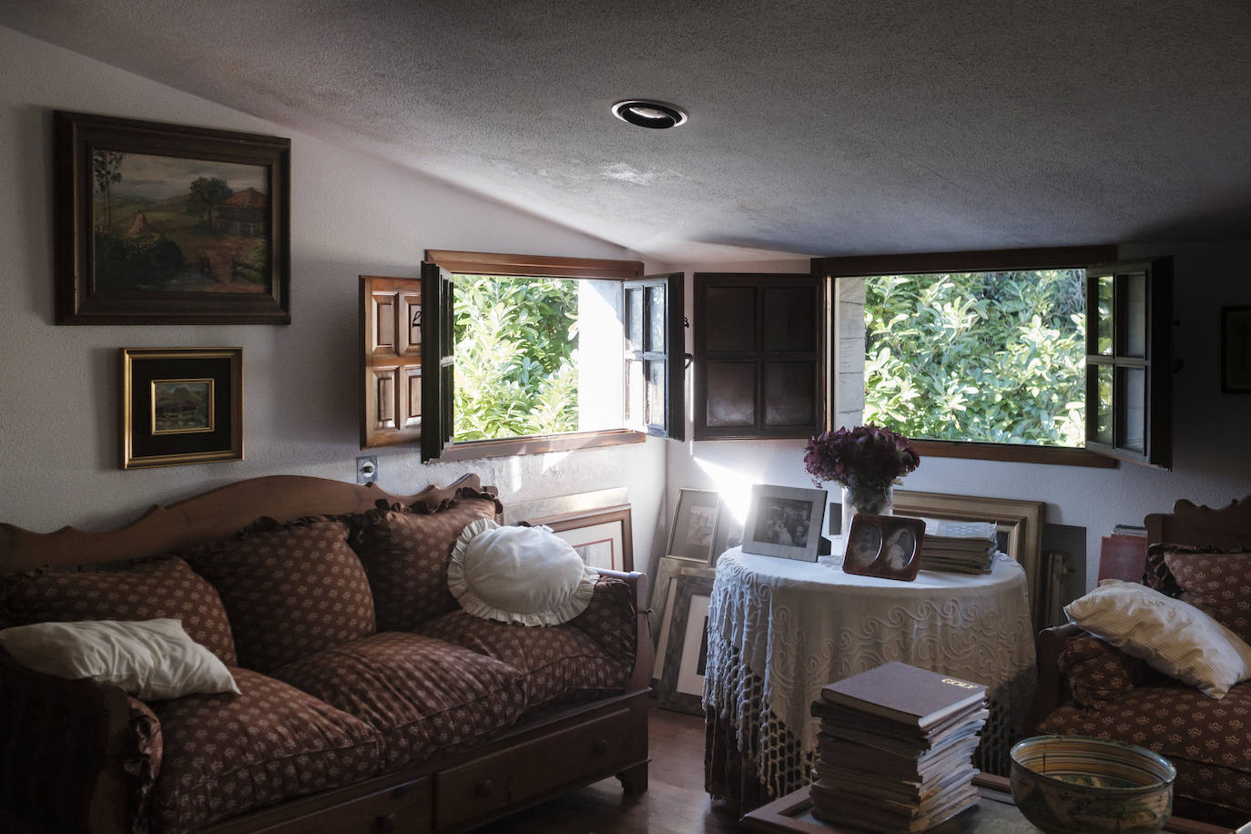 Muebles con historia. La pintora Cecilia Romero nació en la ovetense Casa del Deán Payarinos y de ella conserva enseres y objetos decorativos.