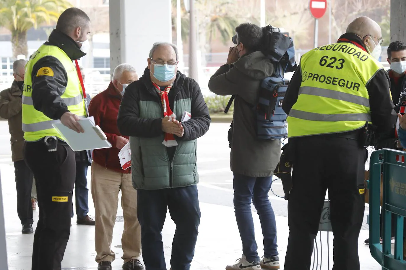 Bajo estrictas medidas de seguridad, los trescientos seguidores rojiblancos han ocupado sus localidades