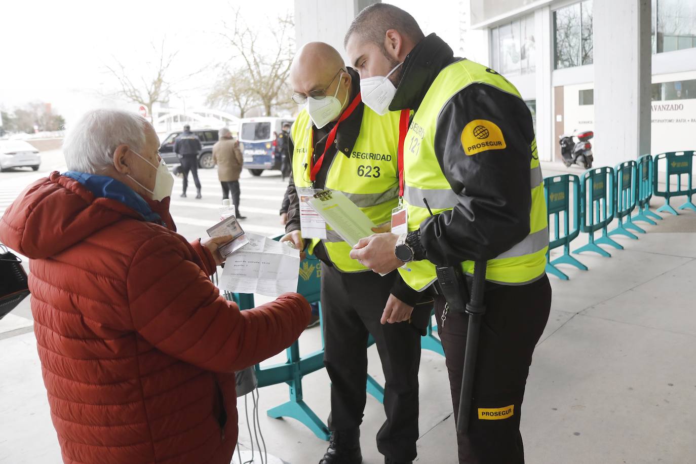 Bajo estrictas medidas de seguridad, los trescientos seguidores rojiblancos han ocupado sus localidades