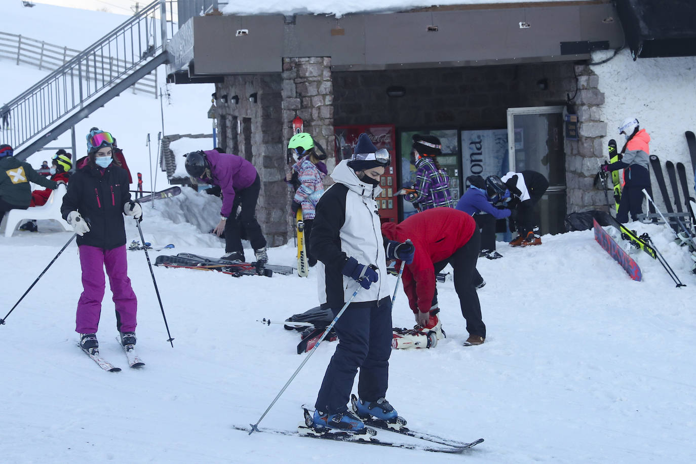 La Guardia Civil ha reforzado los controles en los accesos a la estación de esquí de Valgrande-Pajares, lo que ha provocado importantes retenciones.