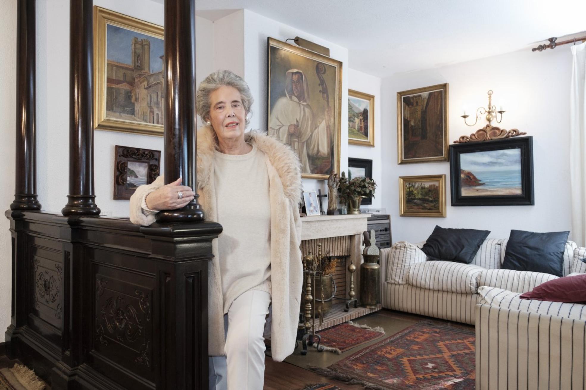 La pintora Cecilia Romero, perteneciente a una saga de artistas plásticos, en el salón de su casa gijonesa. 