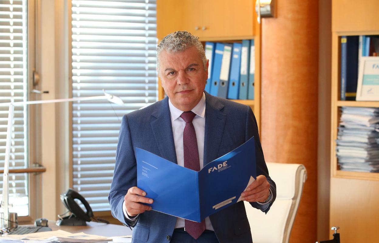 Belarmino Feito, junto a la mesa de su despacho en la sede de la Federación Asturiana de Empresarios. 