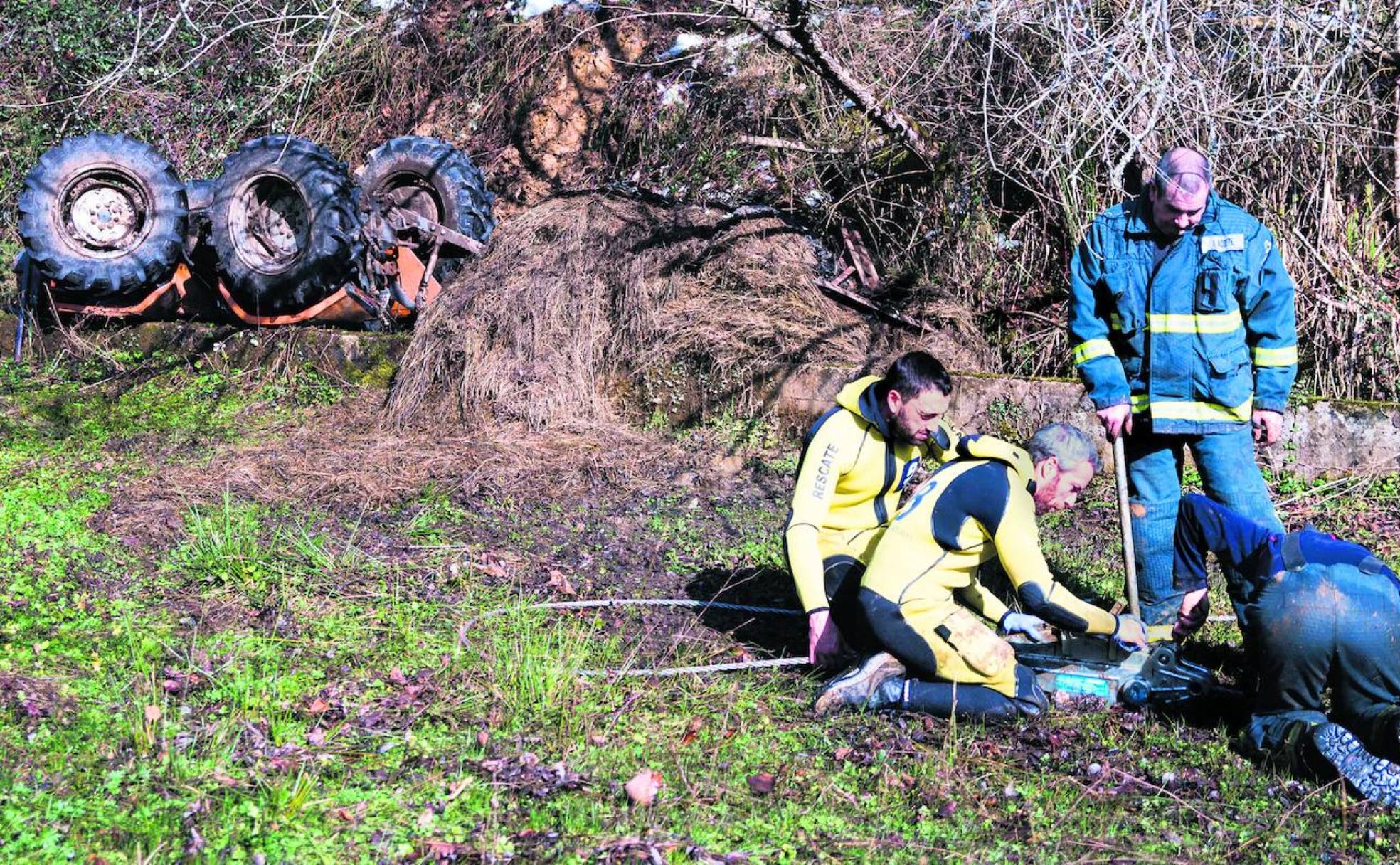 Sanitarios atienden a un trabajador herido en el campo asturiano. 