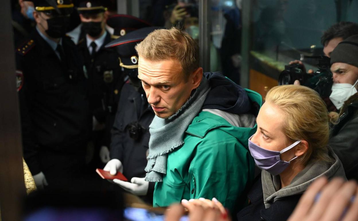 Alexéi Navalni, en el control de pasaportes del aeropuerto moscovita de Sheremétievo.