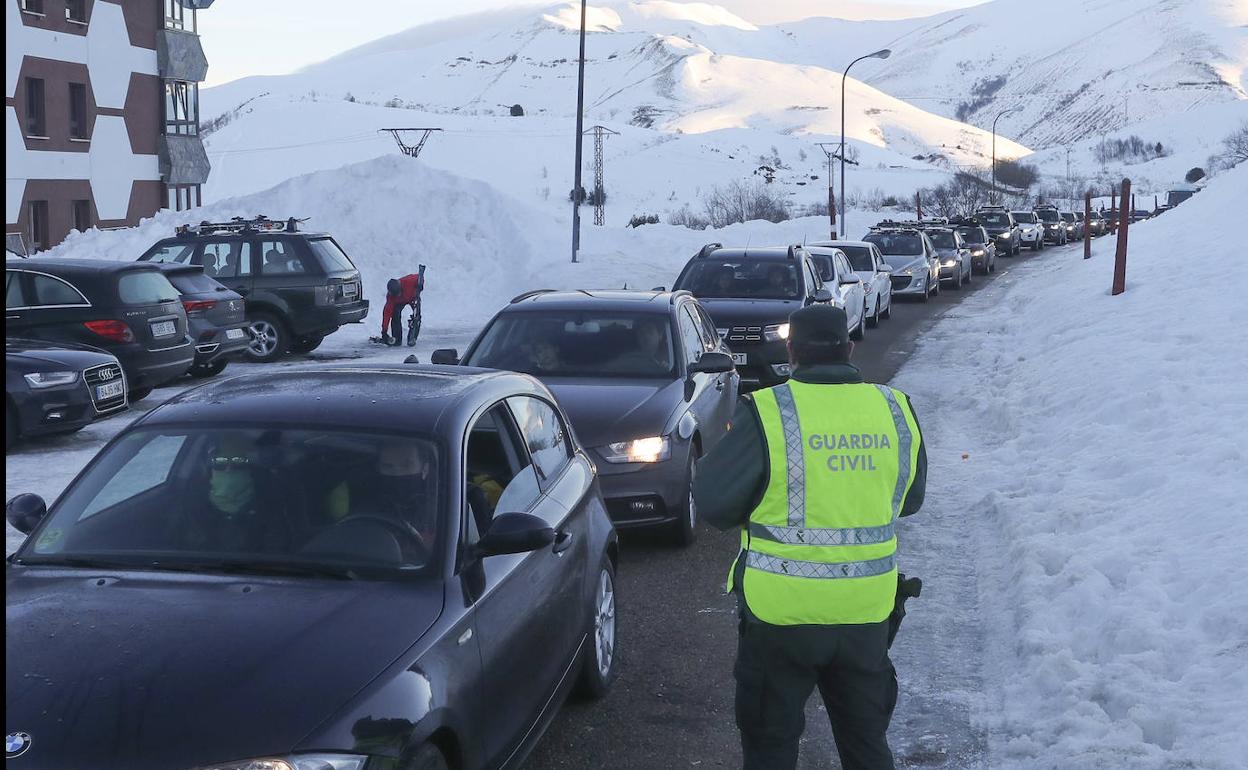 Caravana en el acceso a Valgrande-Pajares.