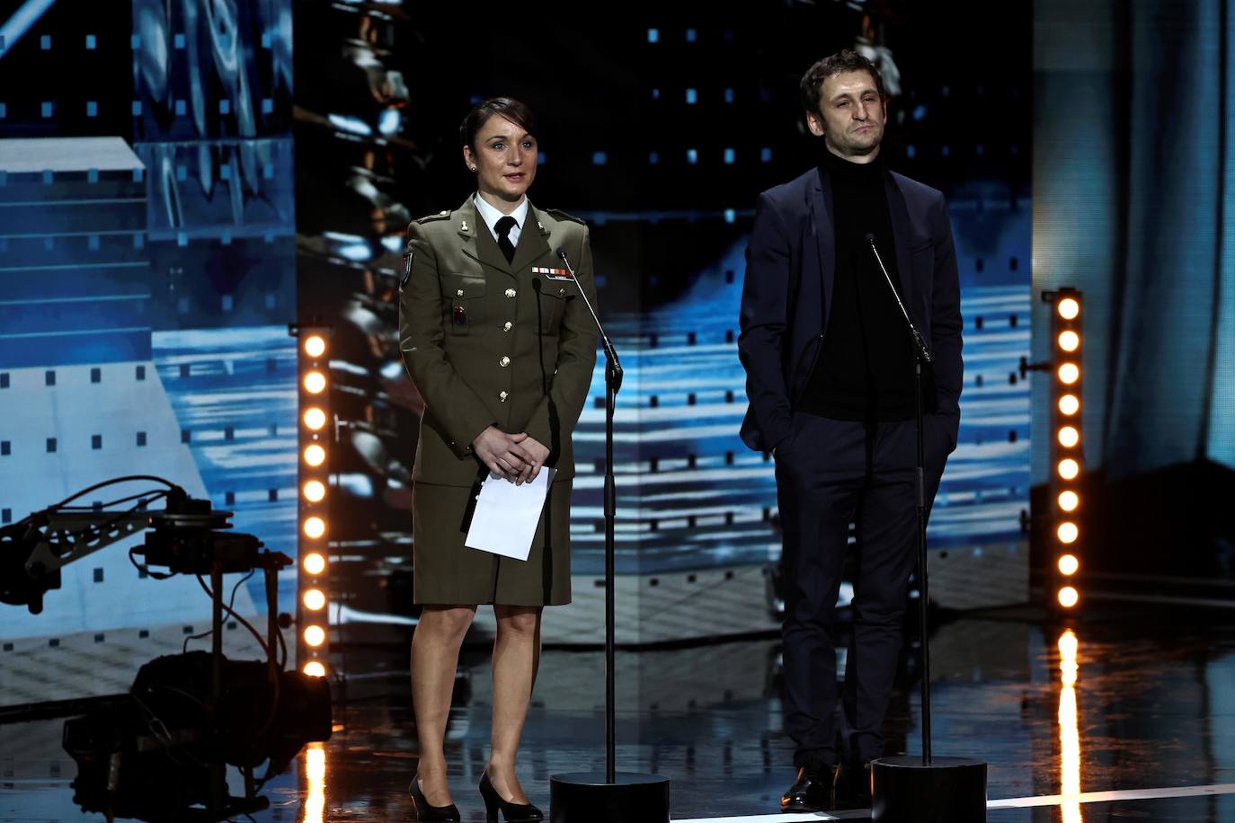 'Las niñas' y 'Antidisturbios' han sido los títulos protagonistas de la gala de los Premios Forqué, la primera gran cita del año del cine español. Fue una gala atípica, con decenas de asientos vacíos y mascarilla.