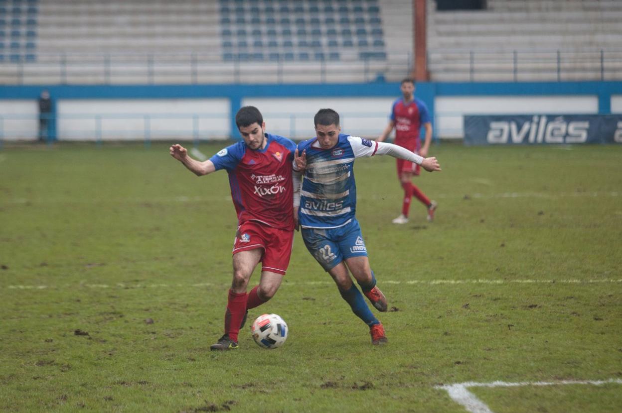 El cearista Héctor pugna por la posesión del balón con Nahuel. 