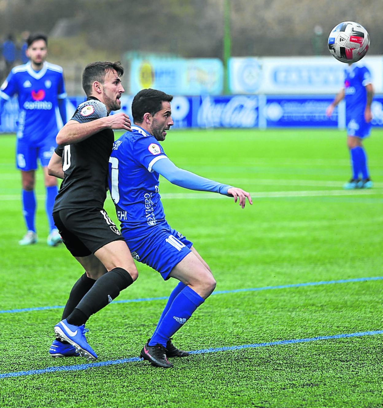 Jaime protege el balón ante el 'negrillo' Álex Iriondo. 