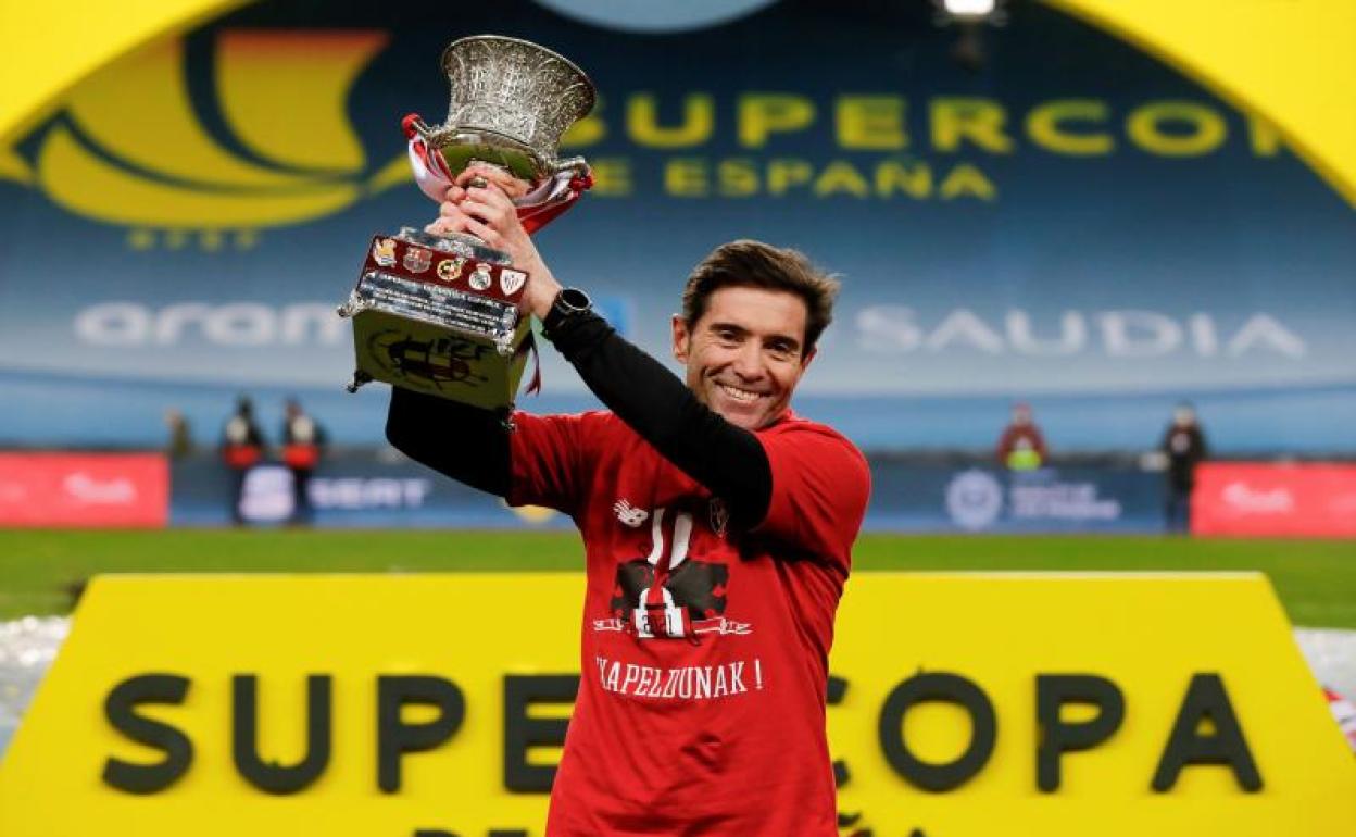 Marcelino García Toral levanta la Supercopa conquistada por el Athletic en La Cartuja de Sevilla. 