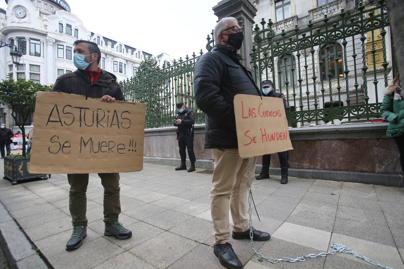 Los hosteleros asturianos han vuelto a salir a las calles de Gijón y Oviedo para protestar contra las últimas medidas adoptadas por el Gobierno regional para hacer frente a la pandemia; unas restricciones que pasan por prohibir la actividad en el interior de los locales en los concejos más afectados por el virus.