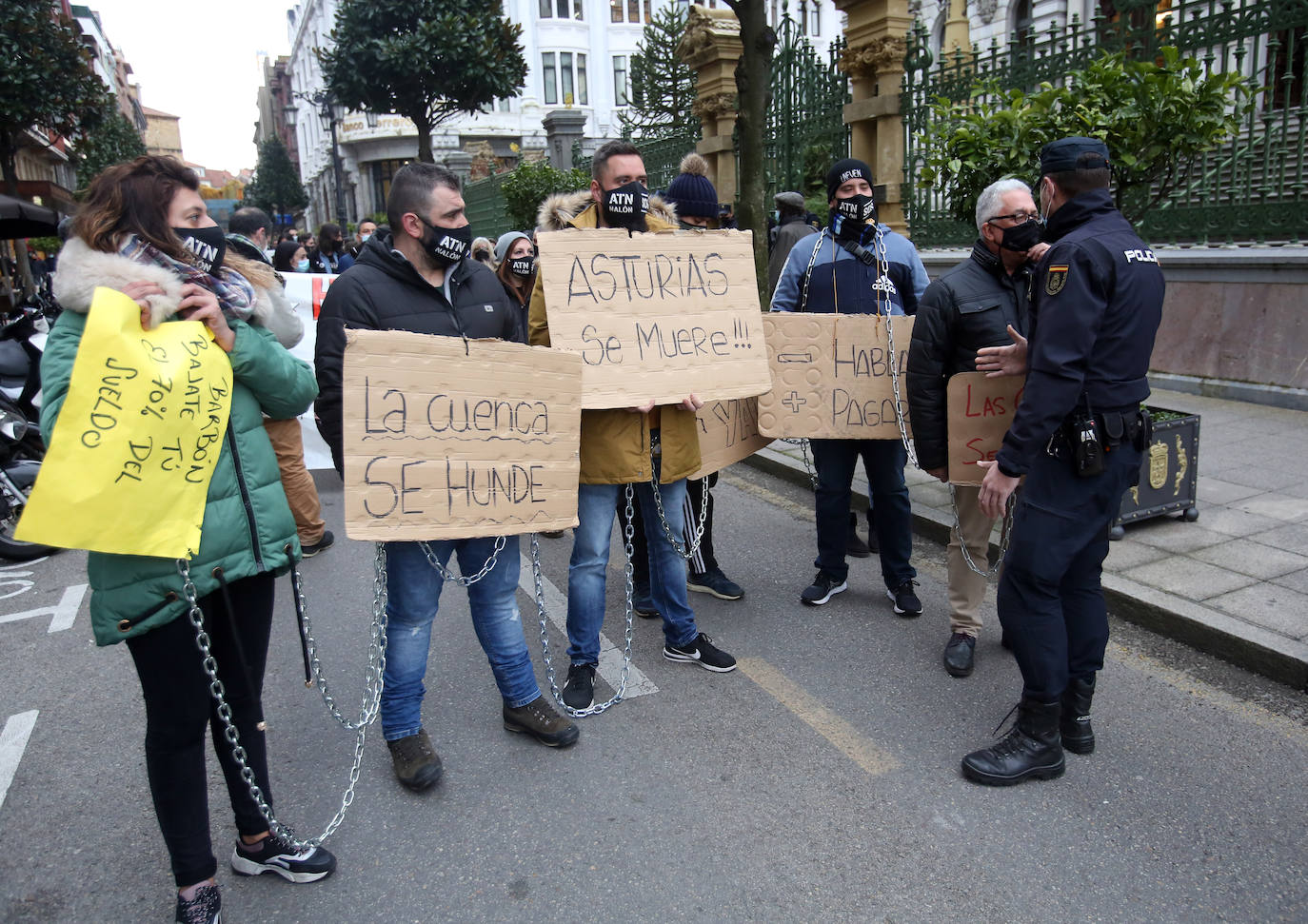 Los hosteleros asturianos han vuelto a salir a las calles de Gijón y Oviedo para protestar contra las últimas medidas adoptadas por el Gobierno regional para hacer frente a la pandemia; unas restricciones que pasan por prohibir la actividad en el interior de los locales en los concejos más afectados por el virus.